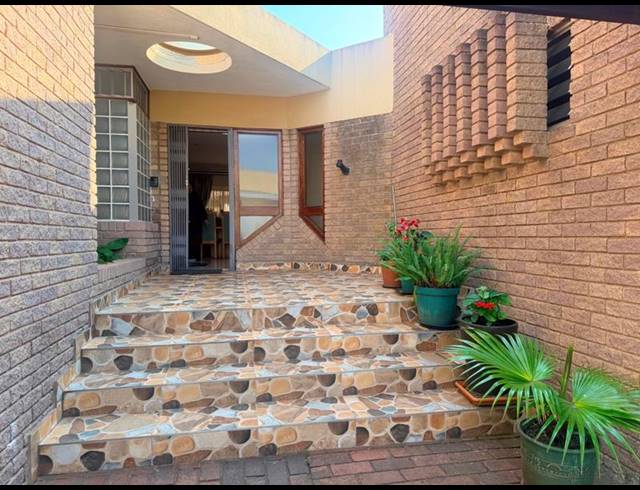 4 BEDROOM HOUSE FOR SALE IN RESERVOIR HILLS